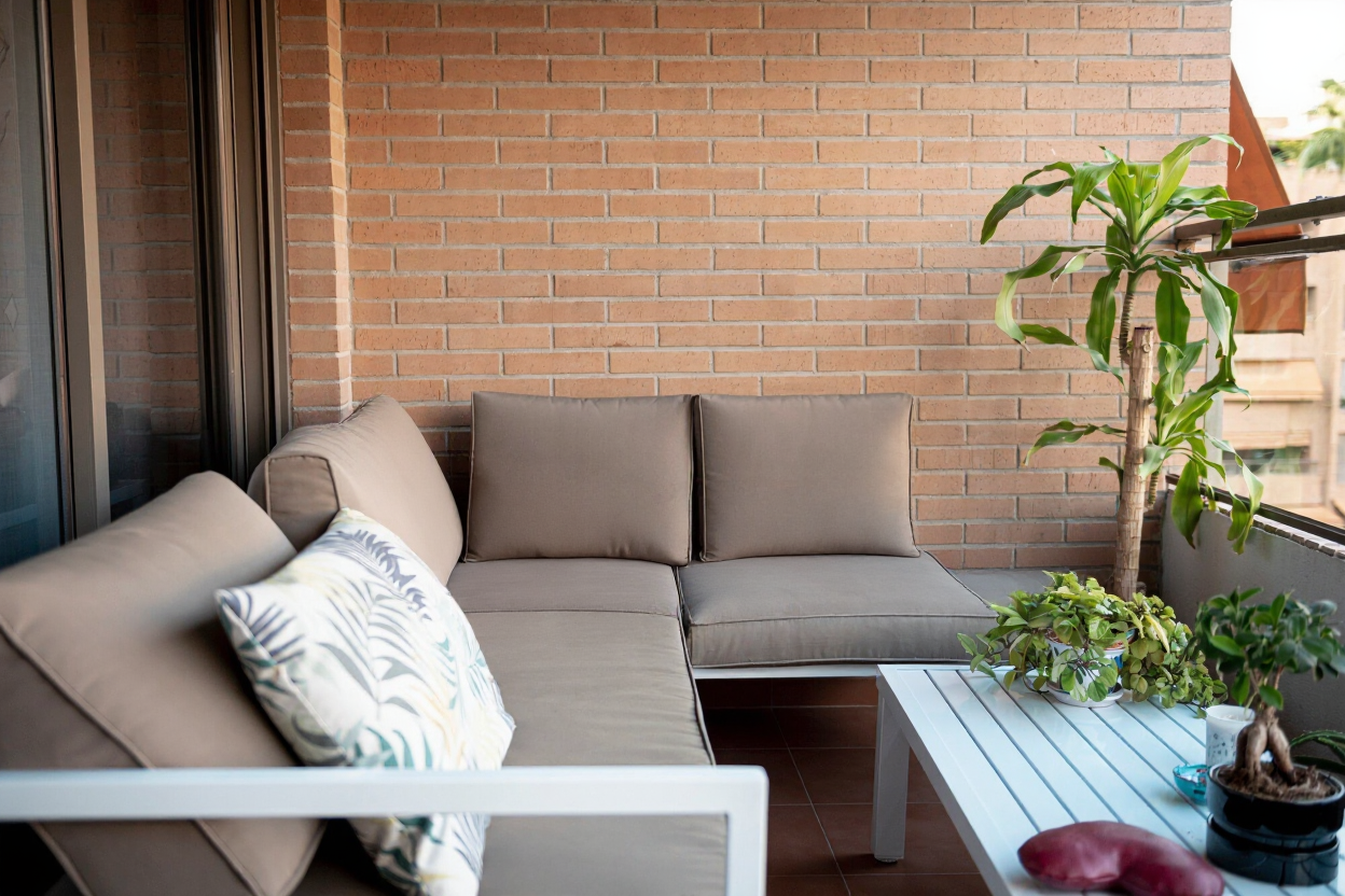 Amenajarea balconului cu mobilier personalizat – Transformă-ți spațiul mic într-un colț de relaxare perfect img.2