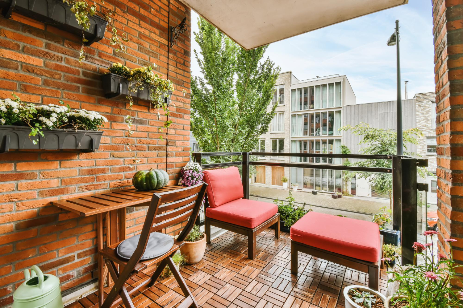 Amenajarea balconului cu mobilier personalizat – Transformă-ți spațiul mic într-un colț de relaxare perfect img.3
