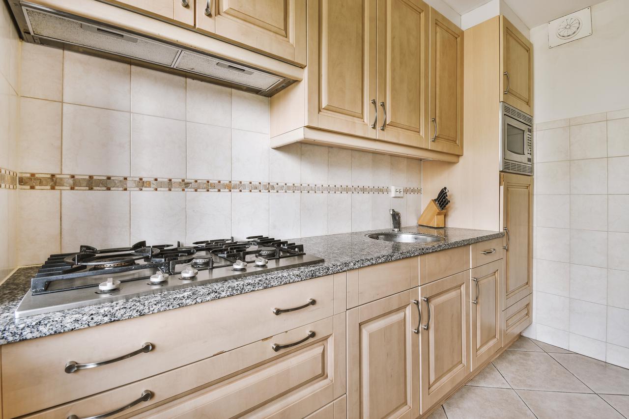 Amenajarea unei bucatarii mici cu mobilier la comanda img.1