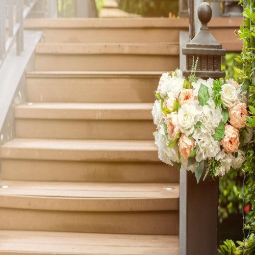 Placarea scărilor interioare și exterioare: Opțiuni de design cu lemn și gresie