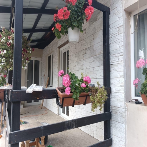 Tendințe în design interior: piatră decorativă realizată cu matrițe